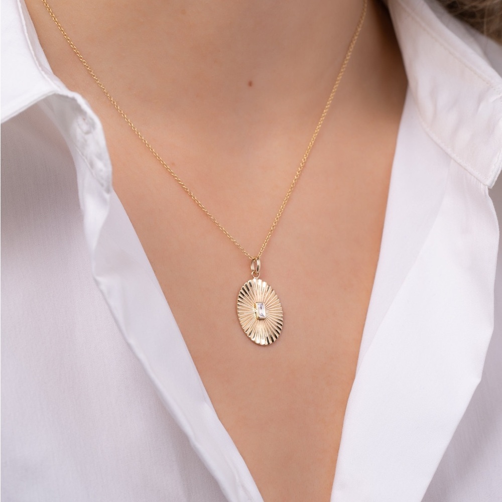 Elegant Gold Pendant Necklace